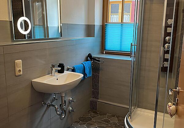 Geisteier's Hüs, Badezimmer mit Regendusche