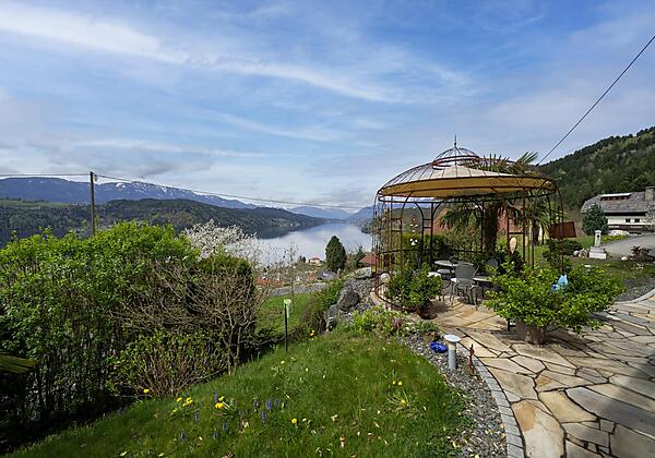 Blick vom Haus auf den See