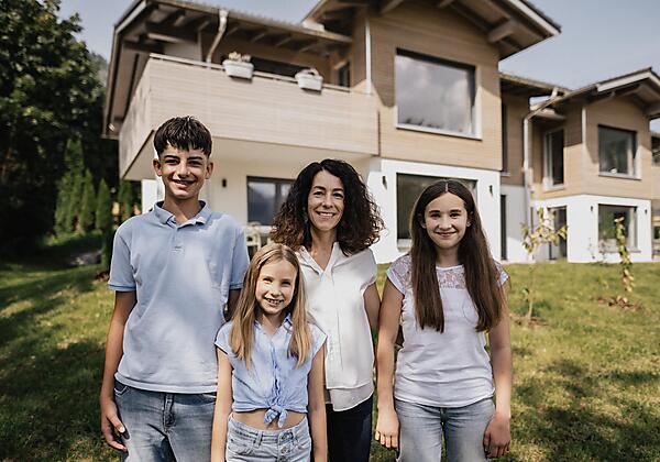 Gastgeberfamilie vor dem Westhaus