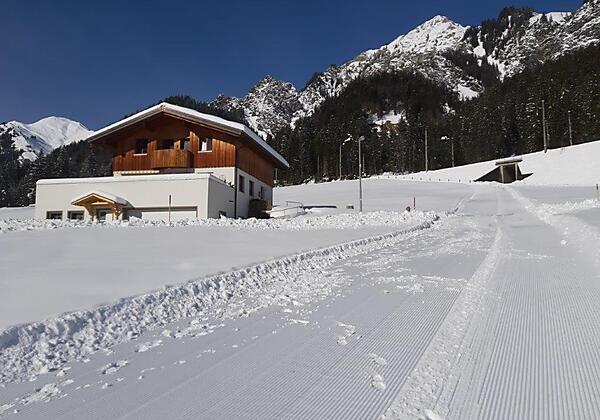 Rodelbahn neben dem Haus