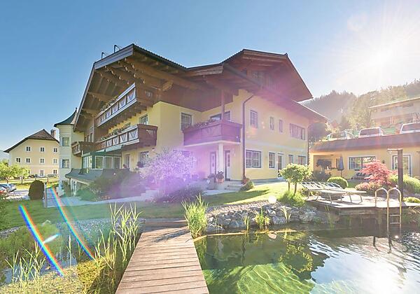 haus-sommer-ansicht-mit-schwimmteich-02-gross