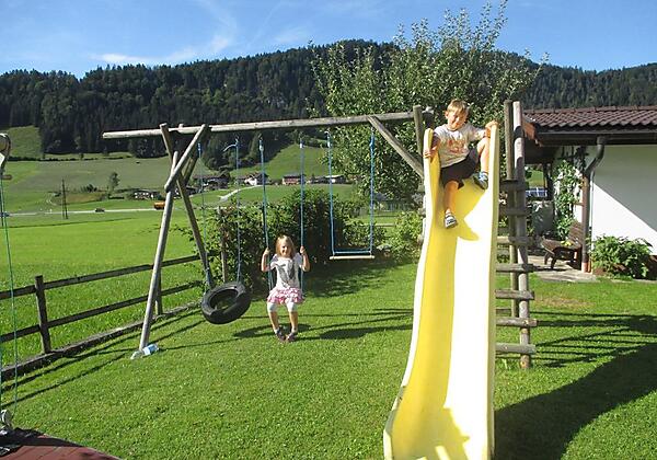 Schaukeln mit Rutsche vorhanden