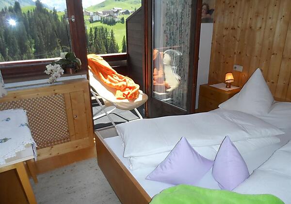 Schlafzimmer mit Blick auf Warth