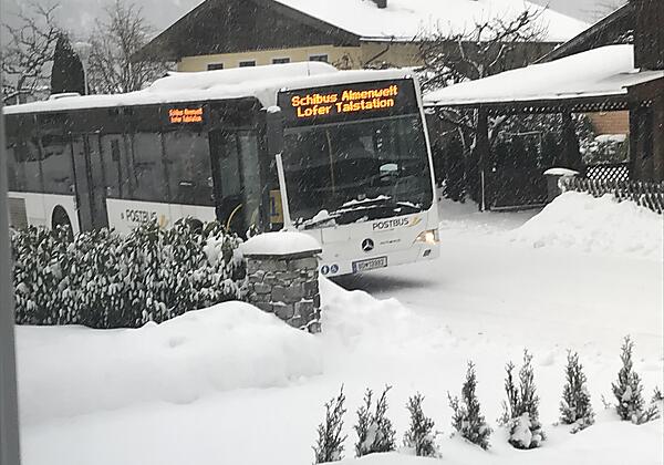 Skibushaltestelle direkt vor dem Haus