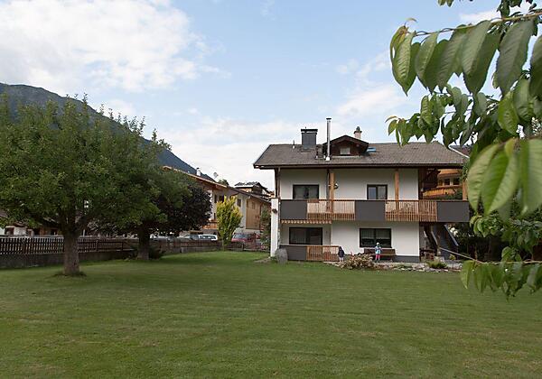 Garten mit Haus Sommer II