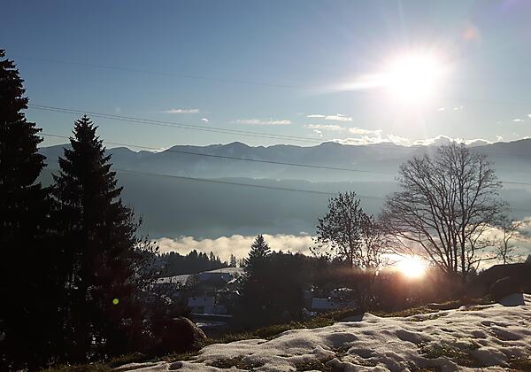 Die Sonne spiegelt sich im See