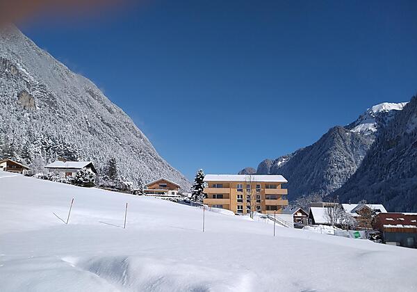 Haus Studa Winter von vorne