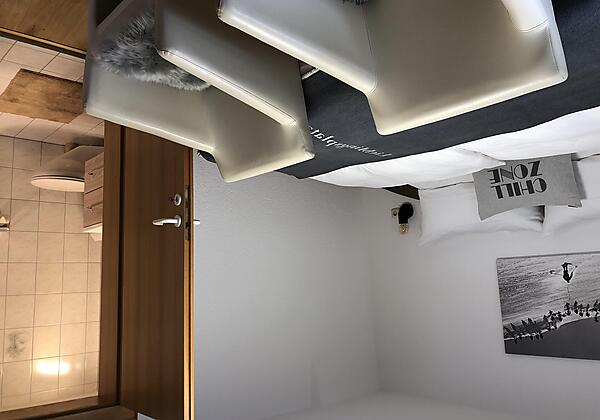 Blick Schlafzimmer Richtung Badezimmer