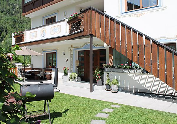 Sommer Außenansicht mit Garten