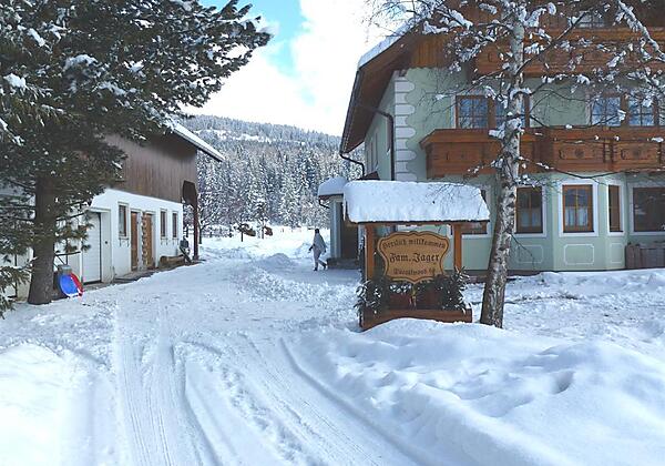 verschneites Haus Jäger