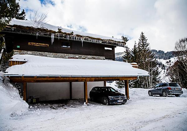 überdachte Parkplätze