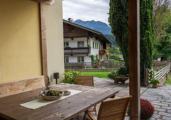 Sitzgelegenheit vor dem Haus