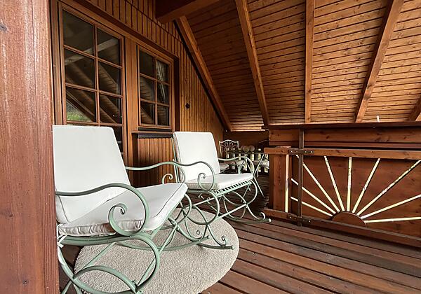 Balkon mit Schaukelstühlen