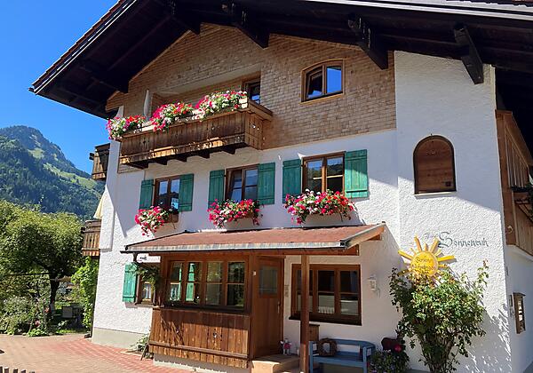 Hausansicht Ost geschindelt mit Horn