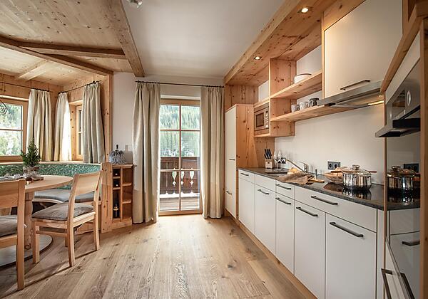 Küche und Wohnraum in der großen Almsuite