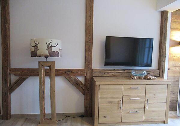 vooraanzicht houtwerk en tv