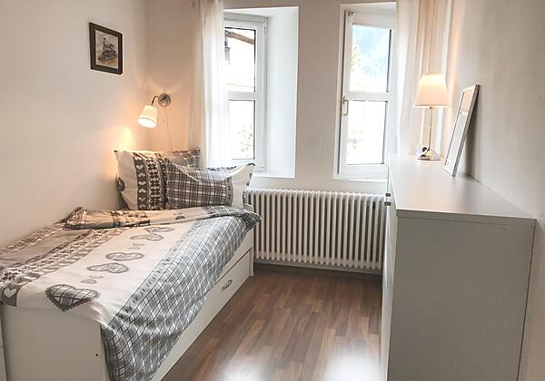 kleines Schlafzimmer ein Bett