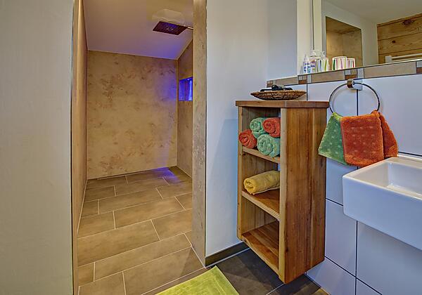 Bad mit begehbarer Dusche