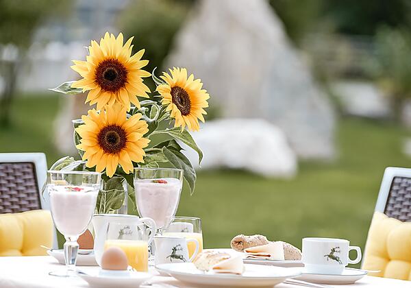 Guten-Morgen-Frühstück im ruhigen Garten
