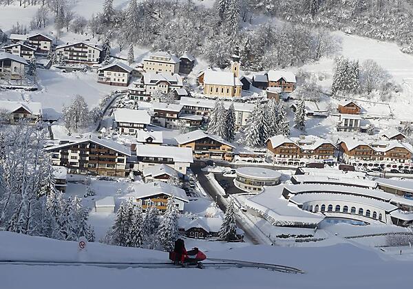Blick von der Bob-Bahn aufs Hotel