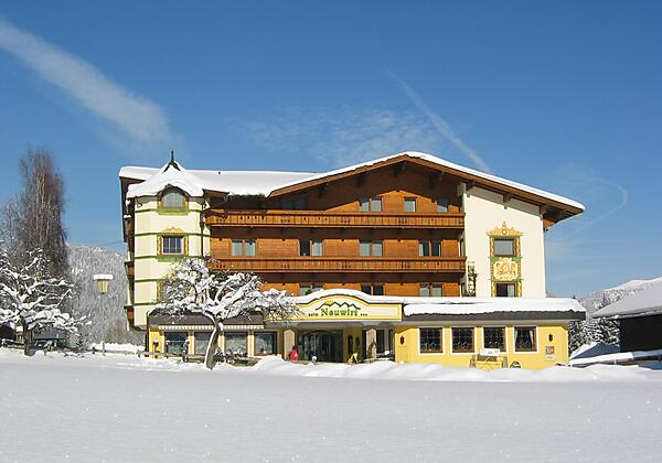 Neuwirt Hausansicht im Winter