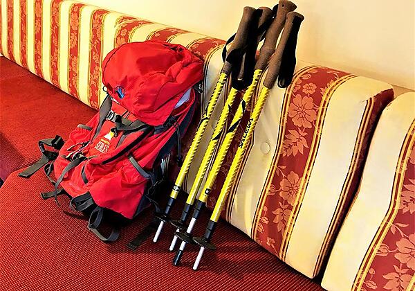 Rucksack und Wanderstöcke am Zimmer