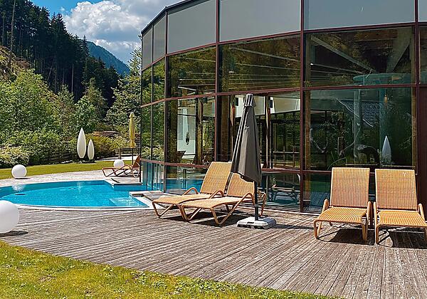 Außenansicht Pool Sommer neu