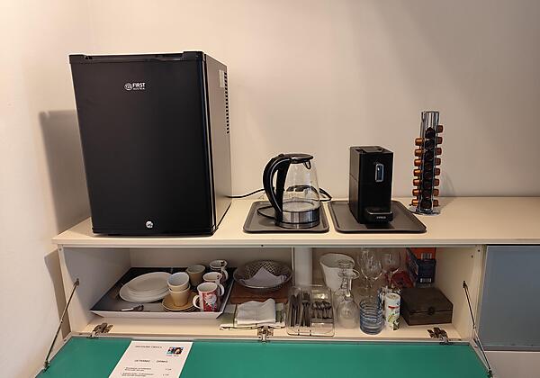 Kühlschrank-Wassekocher-Kaffeemaschine-Geschirr