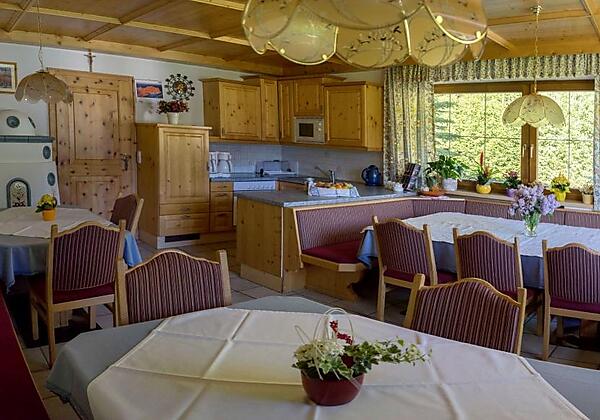 Joggls Stube mit Küche und Kachelofen