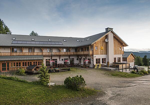 hotelansicht-jufa-hotel-nockberge-almerlebnis-somm