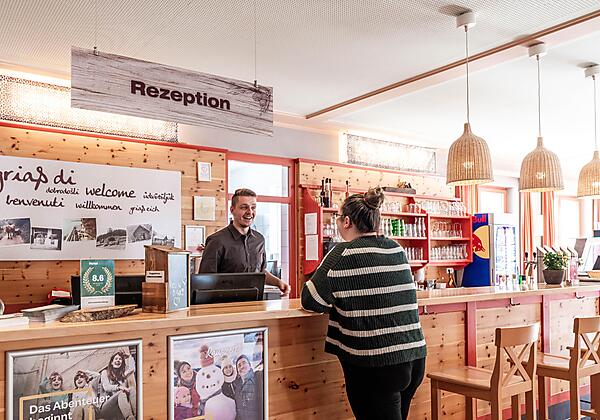 rezeption-hoteldirektor-gast-jufa-hotel-hochrindl