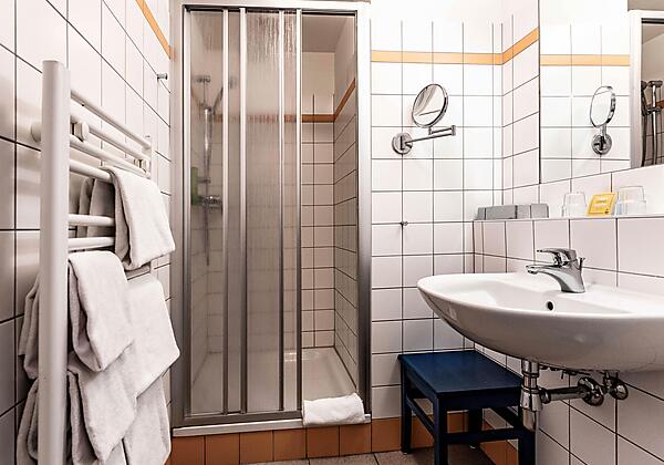 badezimmer-dusche-waschbecken-jufa-hotel-hochrindl