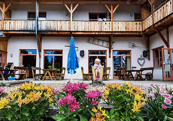 jufa-hotel-nockberge-terrasse-blumen