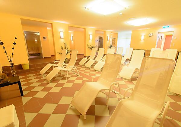 ruheraum-liegestuhl-wellness-jufa-hotel-lungau-144