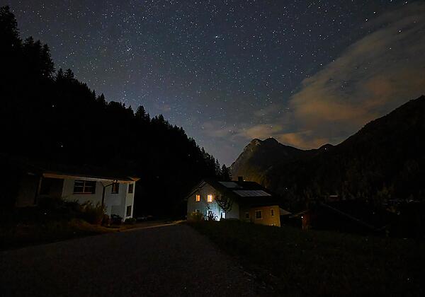 Unterkunft bei Nacht mit Blick auf Rauchkofel