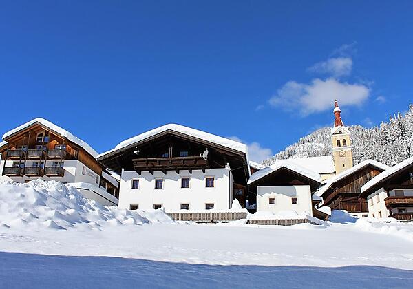 Tief verschneites Ensemble