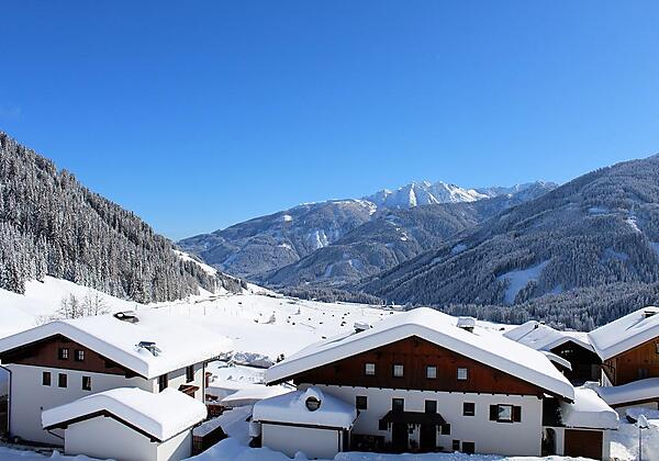 Balkonblick auf Tilliacher Feldflur und Karnischen