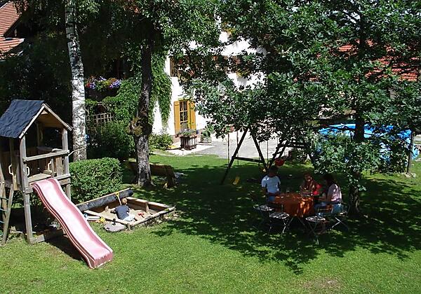 Kinder spielen/Eltern relaxen