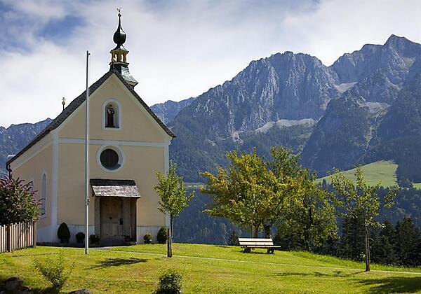 Kapelle mit Bergpanorama Kaiserwinkl