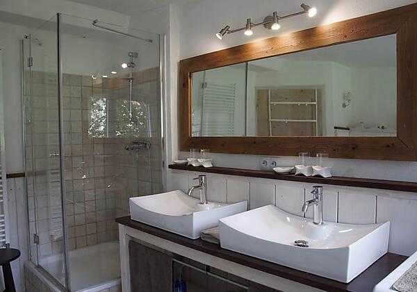 Badezimmer mit Blick zur Dusche