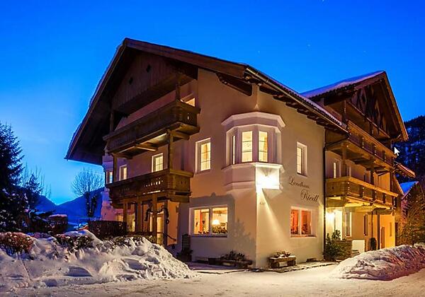 Hausansicht Winter Abend