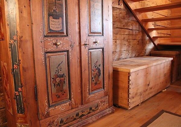 Antiker Schrank und Truhe im Vorraum