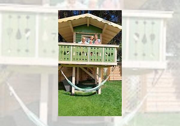 Spielplatz mit Baumhaus