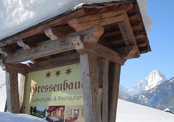 Hausschild im Winter