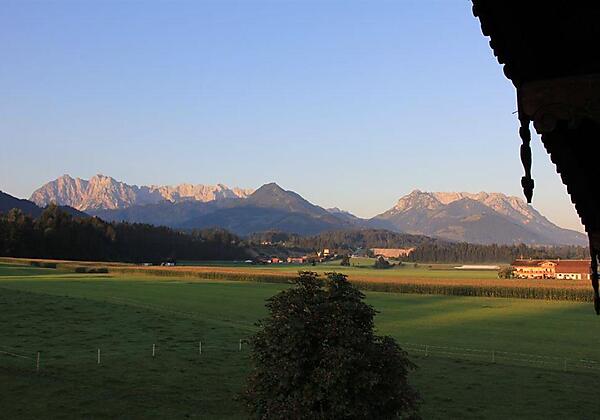 Ausblick Sommer Leindlhof auf Kaisergebirge
