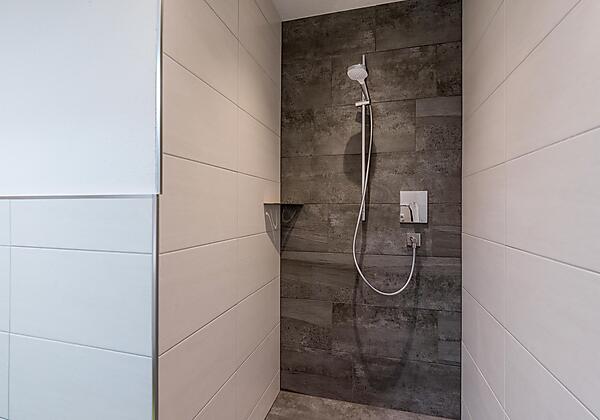 Lodge_Schoenfeld_Schoenfeldweg_12_Schlitters_Badez