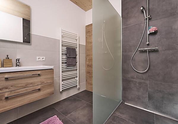 Badezimmer mit Dusche