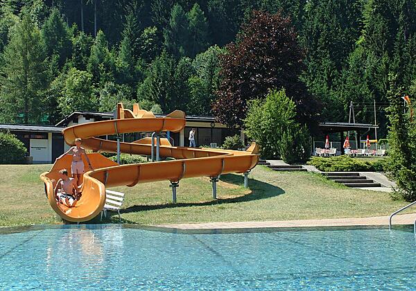 Schwimmbad Rutsche