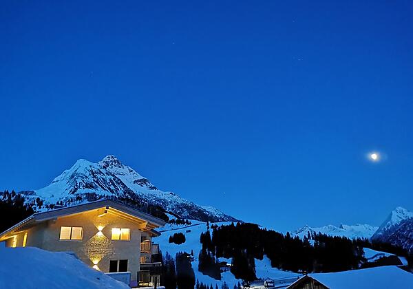 Haus Aussenansicht mit Biberkopf u. Mond Nacht