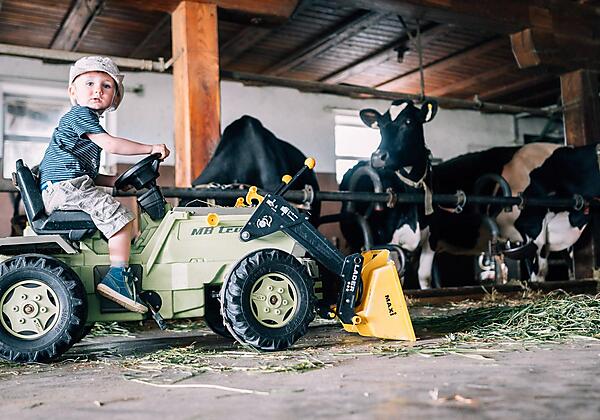 Mithilfe bei der Stallarbeit